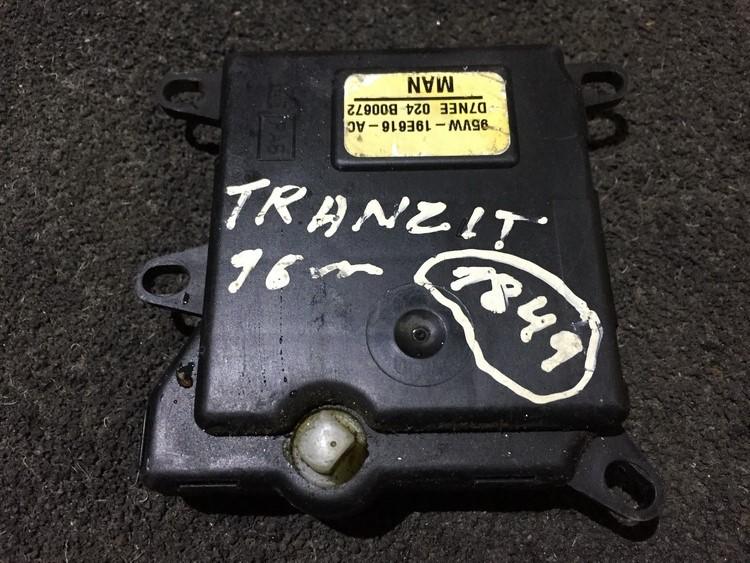 кронштейн моторчика заслонки отопителя 95vw19e616ac d7nee024b00672 Ford TRANSIT 2010 2.2