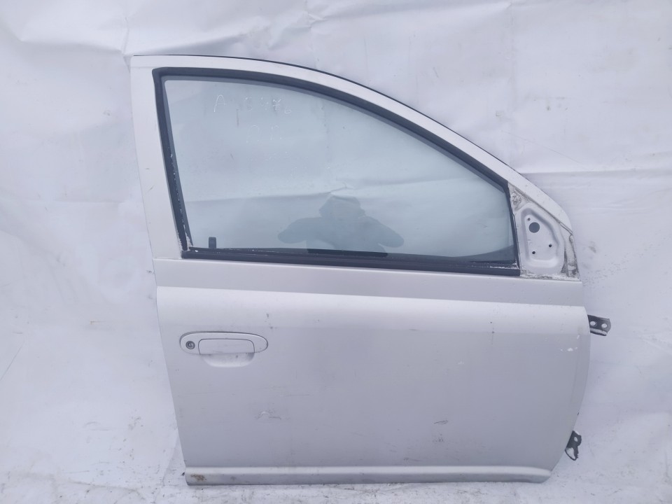Автомобили Двери - передний правый pilka used Toyota YARIS 2002 1.0