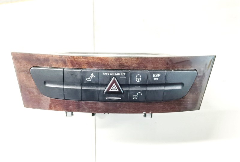 Кнопка аварийной сигнализации  a2116830091 a2116800552 Mercedes-Benz E-CLASS 2010 2.2