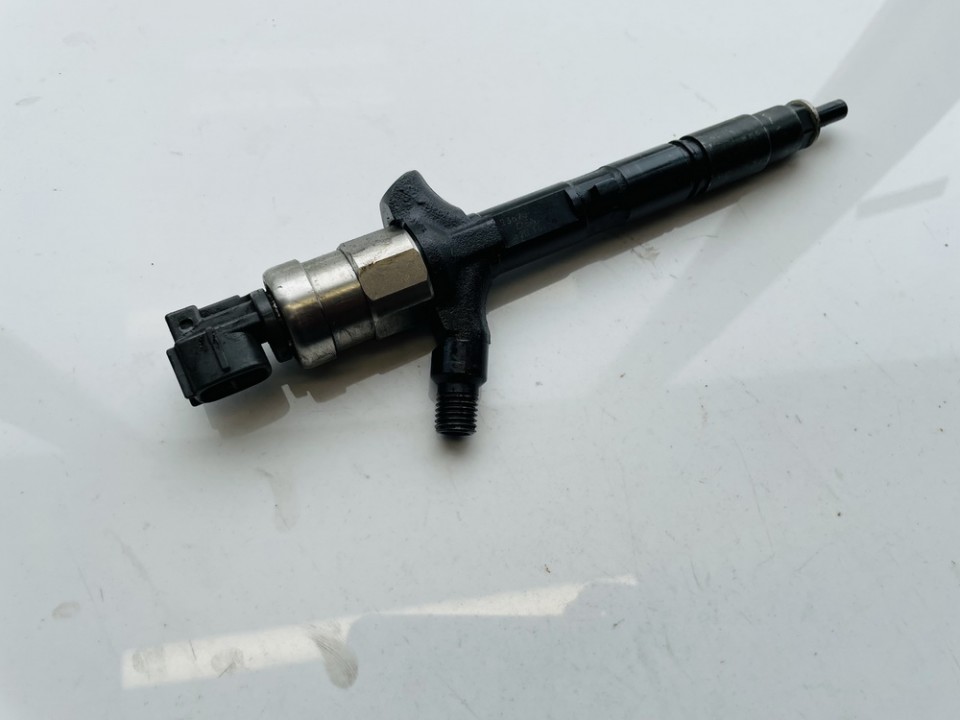 Fuel Injector 2367027030 23670-27030 Toyota AVENSIS VERSO 2005 2.0