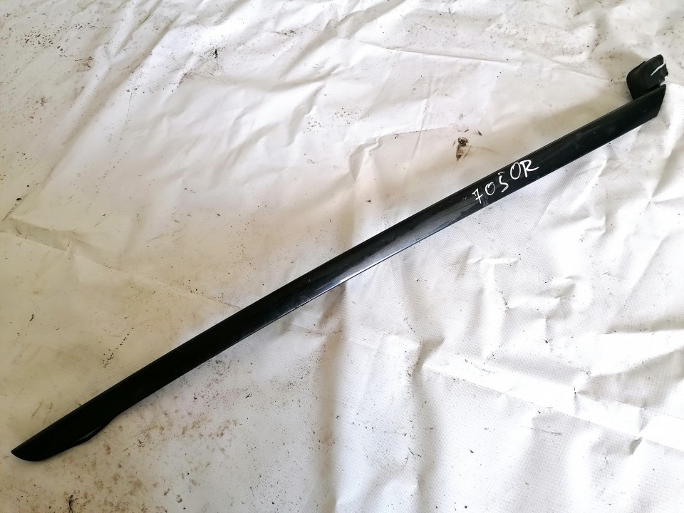 Glass Trim Molding-weatherstripping - front right side 96563473xc used Citroen C4 2004 1.6