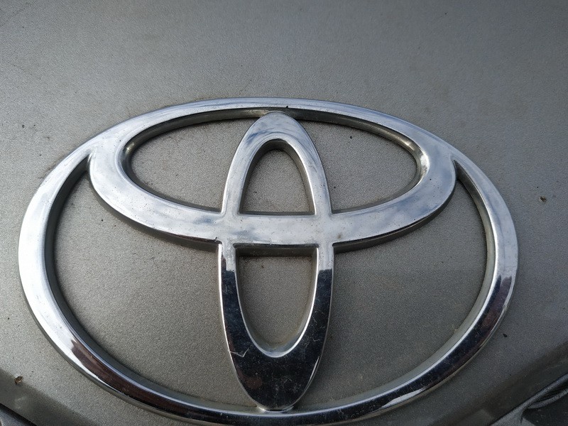 Front Emblem used used Toyota YARIS 2002 1.0