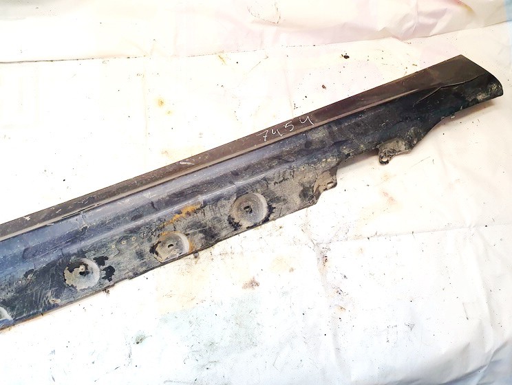 Left Sill Moulding 51718209755 51.71-8209755 BMW 3-SERIES 2004 2.0
