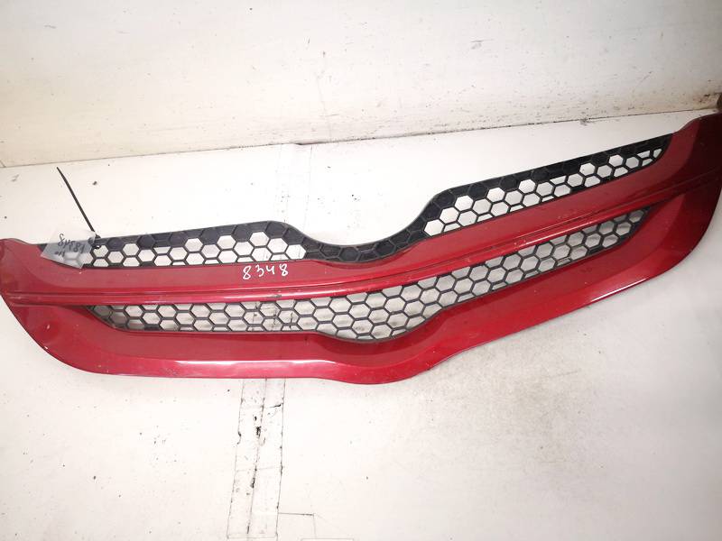 Front hood grille used used Toyota YARIS 2000 1.0